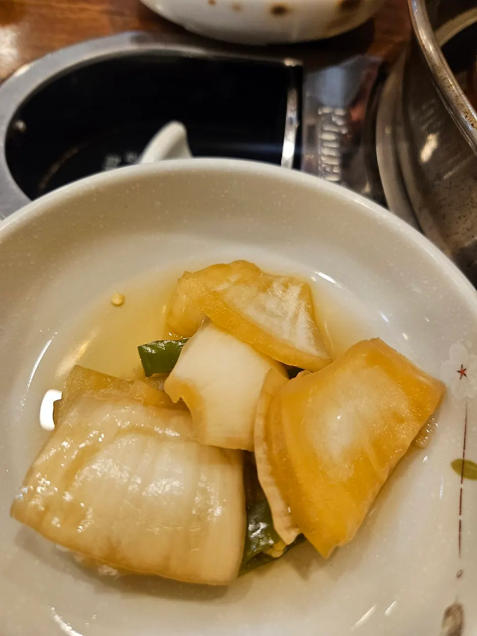 채소와 함께 담긴 한우불고기 한 접시