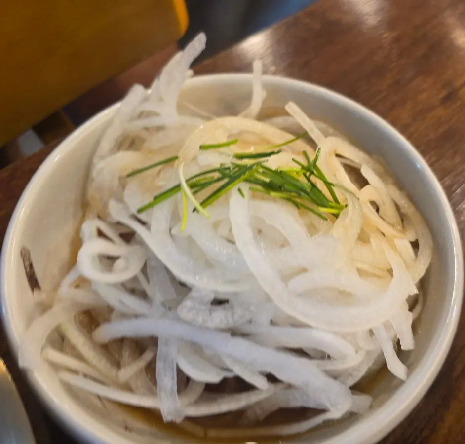 Basic side dishes served with the bulgogi