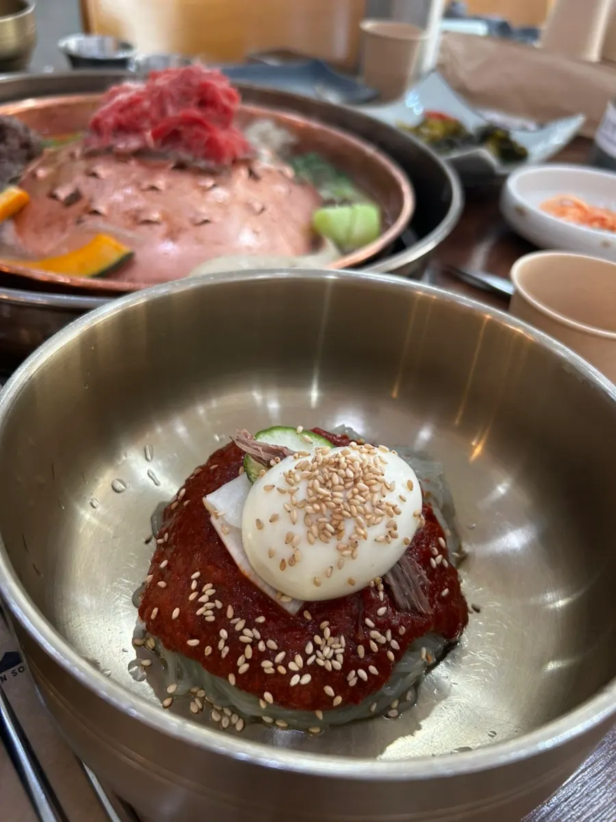 동판에서 익어가는 얇은 한우 불고기