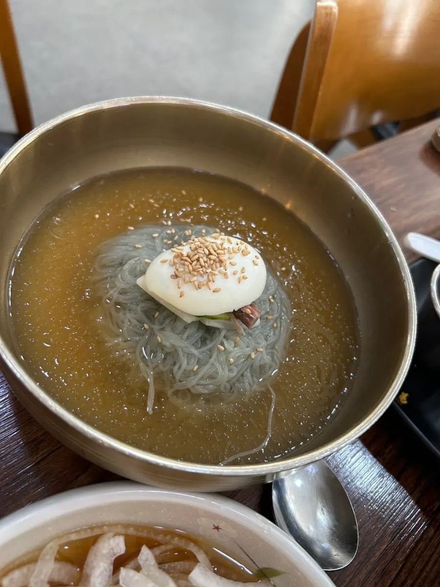 후식으로 주문한 물냉면과 비빔냉면