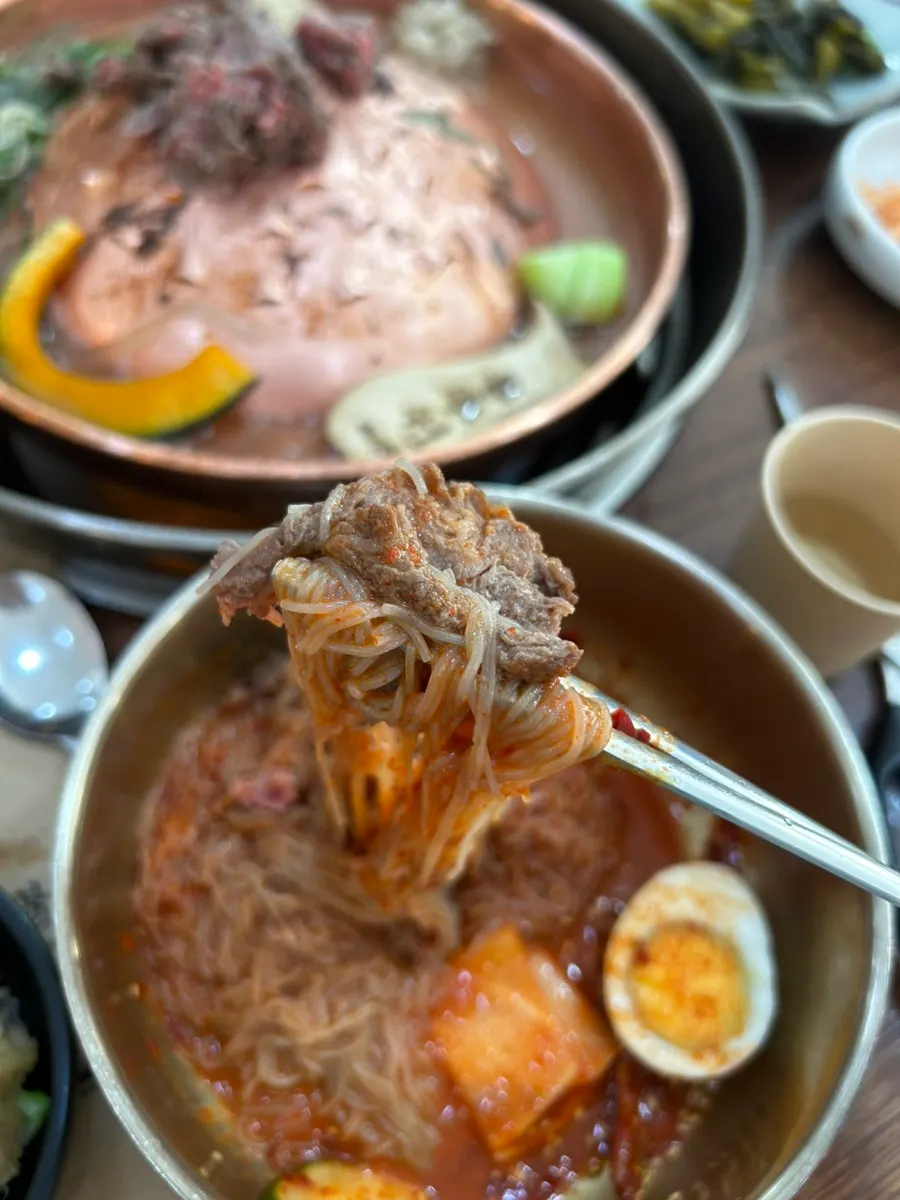 불고기에 냉면을 싸서 먹는 한 젓가락