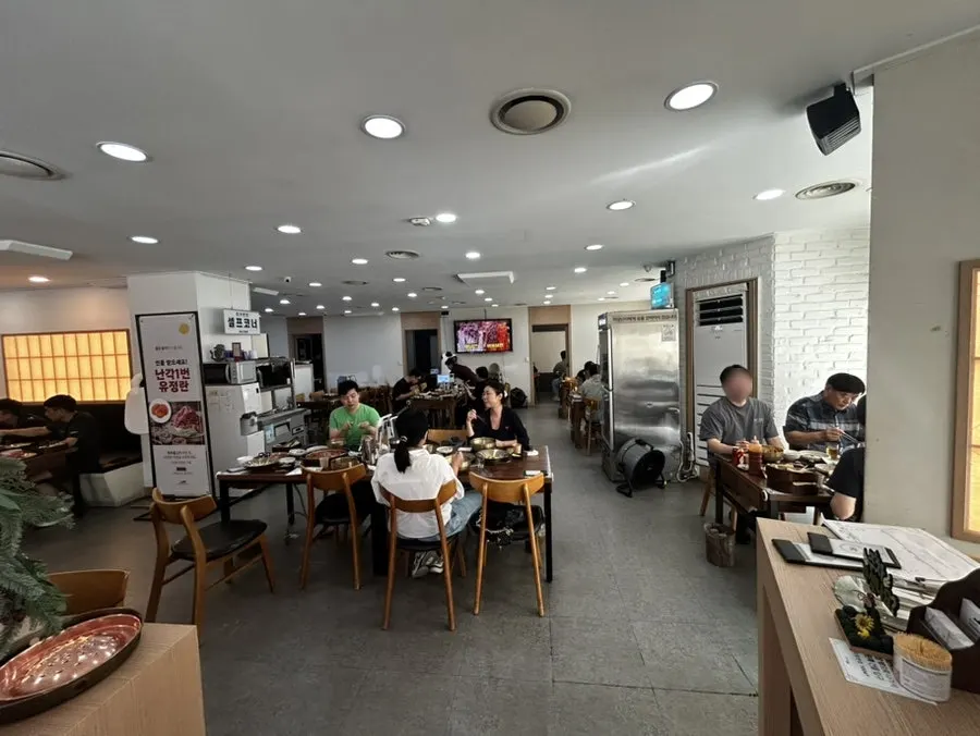 반찬을 가져다 먹는 셀프바