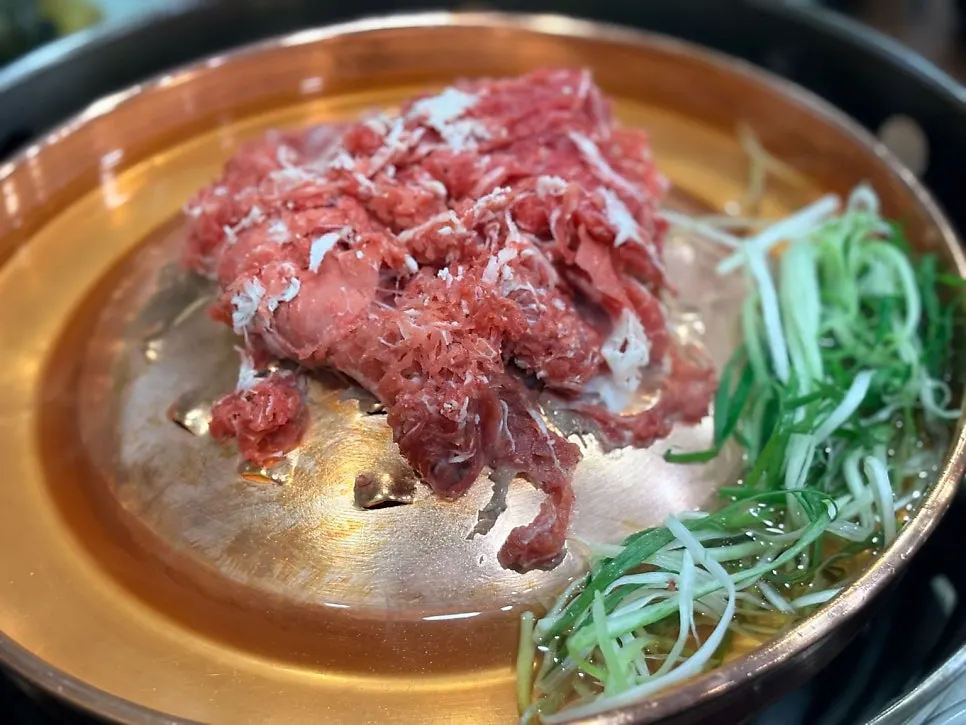 시리얼이 올라간 식전 샐러드