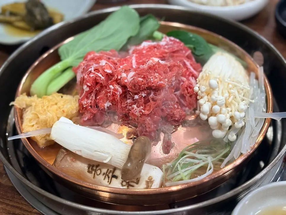 대나무 찜기에 담긴 청경채 단호박 버섯 채소