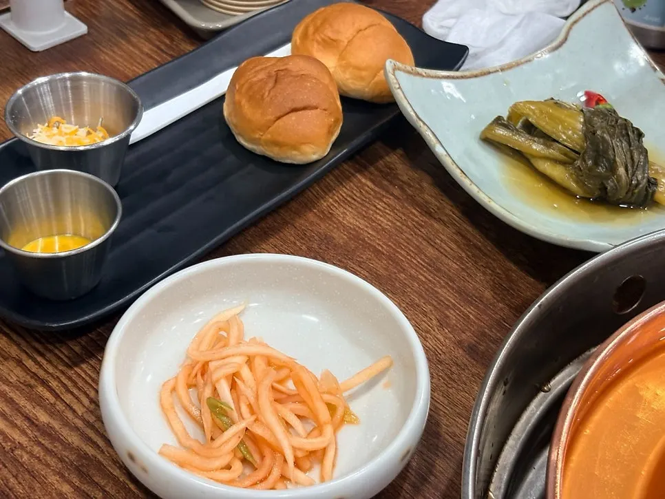 모닝빵과 함께 차려진 불고기 곁들임