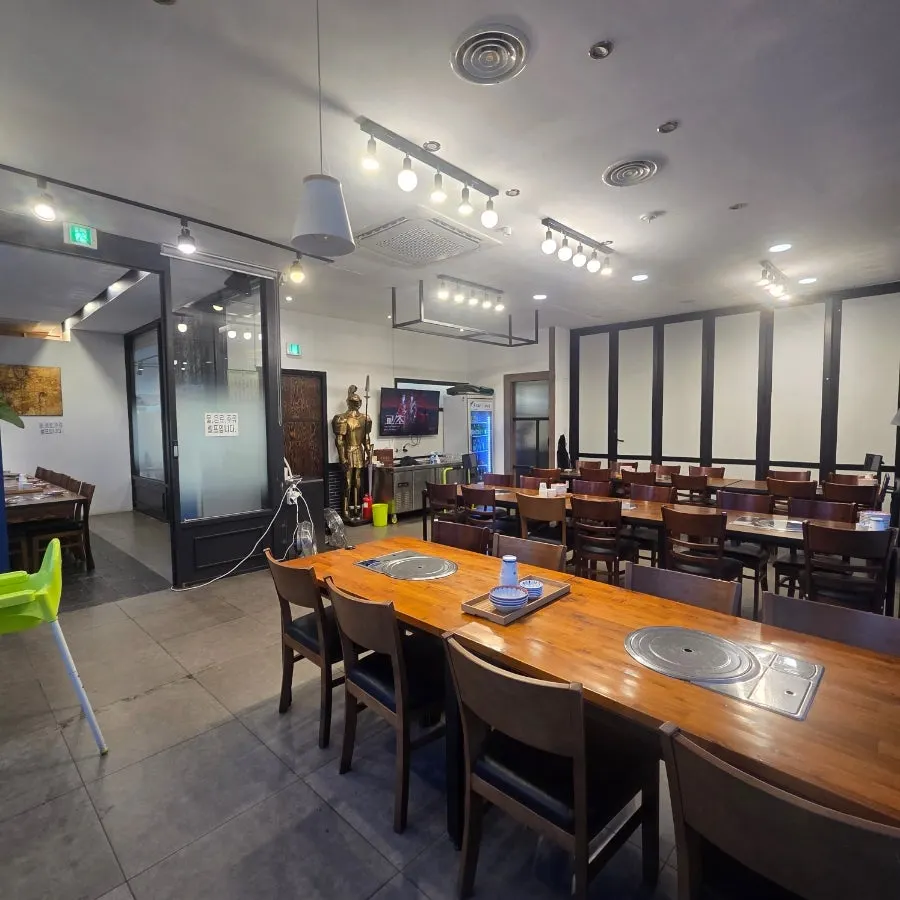 Interior seating at Donghae Bada Hoetjip for larger groups