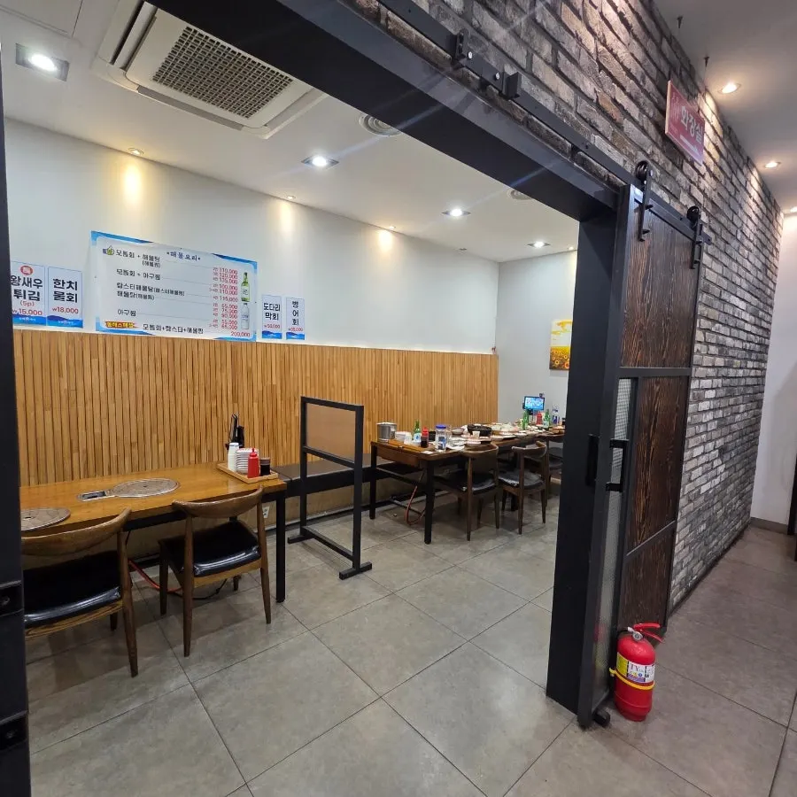 Overall view of the interior of Donghae Bada Hoetjip