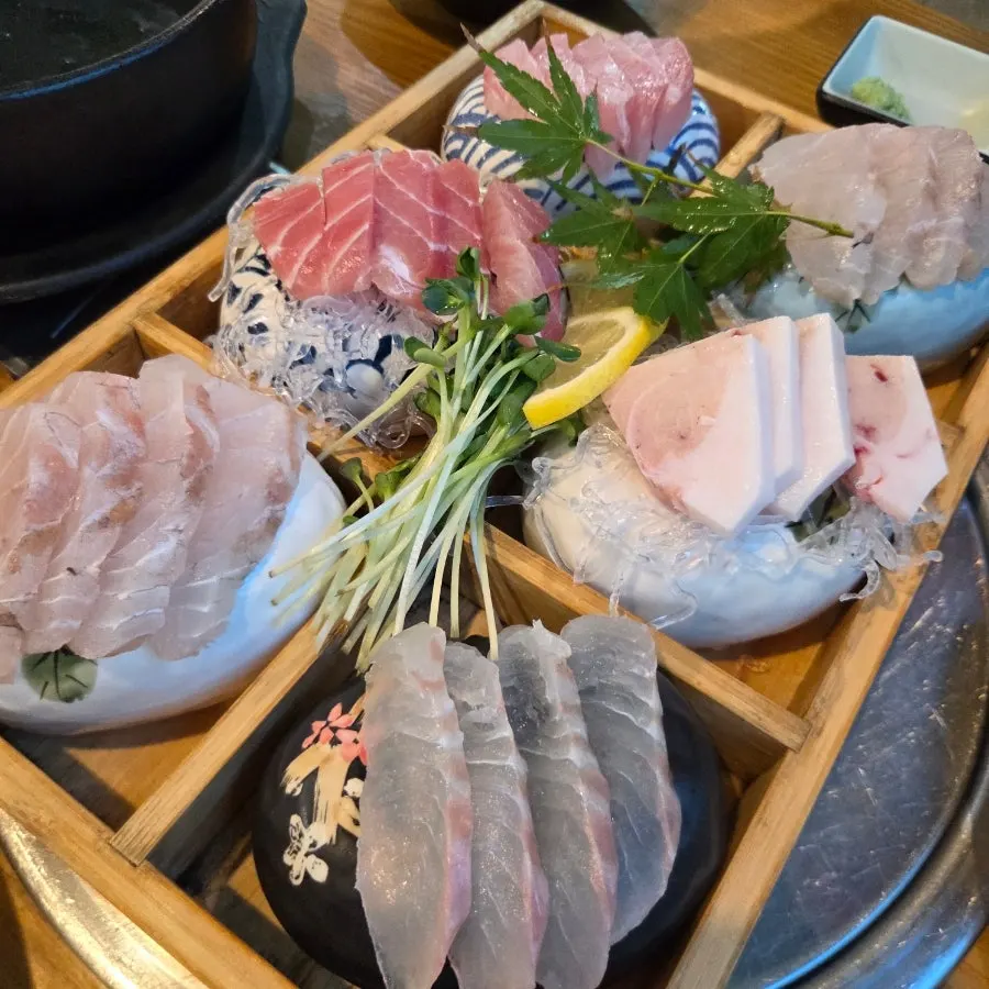 Assorted raw fish neatly arranged on a single plate at Donghae Bada Hoetjip
