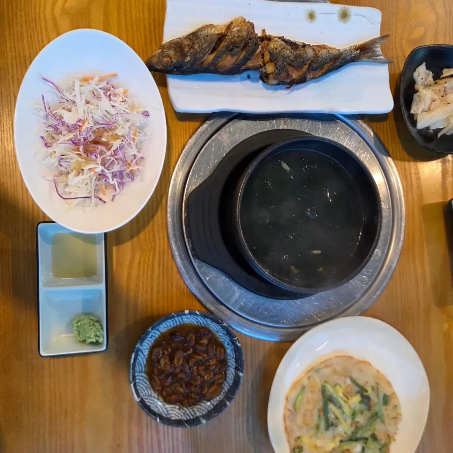 Table set with Donghae Bada Hoetjip's standard side dishes