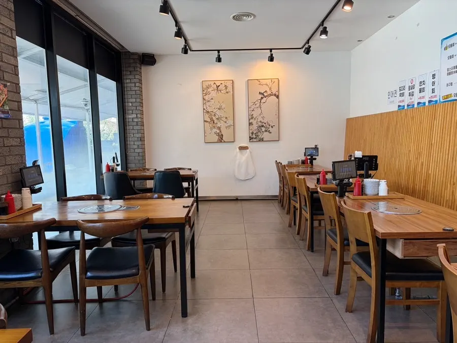 Exterior and parking area of Donghae Bada Hoetjip in Dujeong-dong, Cheonan