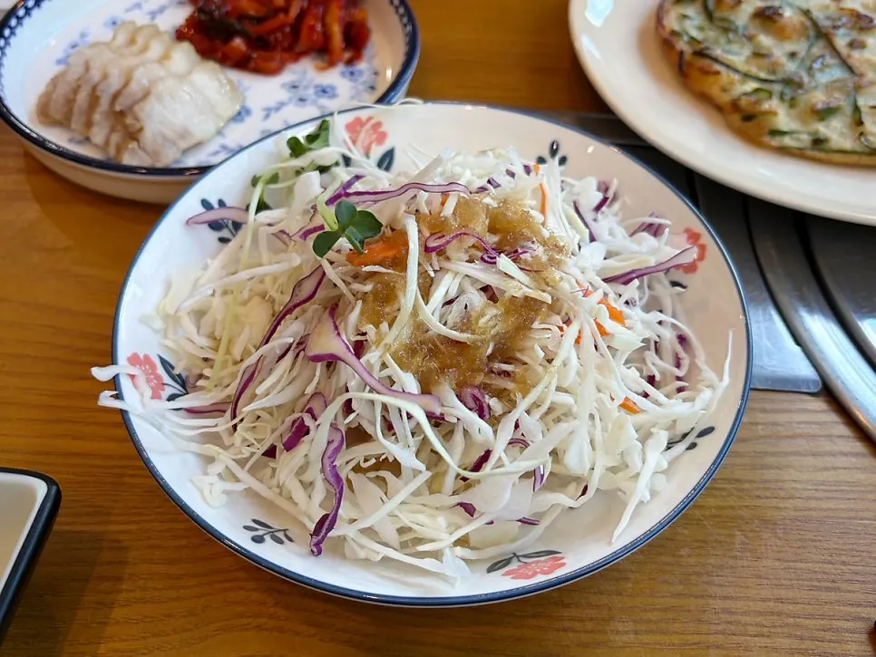 Table set after ordering the set menu at Donghae Bada Hoetjip