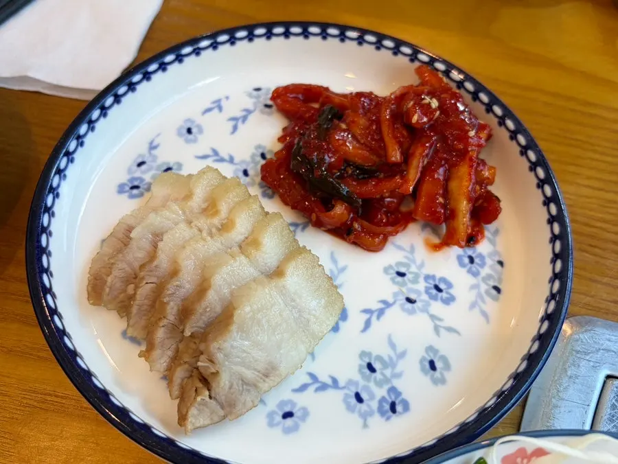 Side dishes including silkworm pupae and aged kimchi