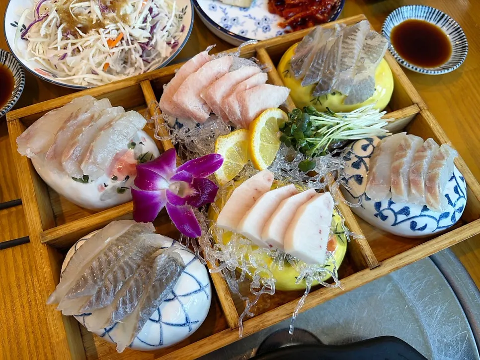 Assorted sashimi plate with 4–5 slices of each type