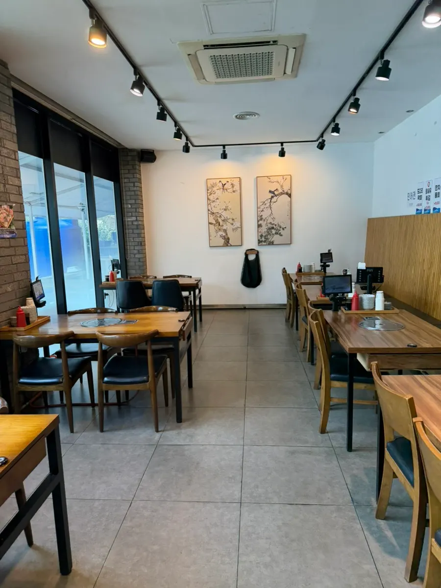 3인 13만 원 코스로 차려진 곁들임 음식