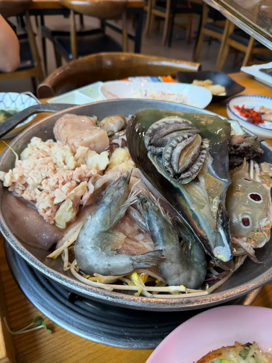 해산물이 가득 담긴 해물탕 냄비