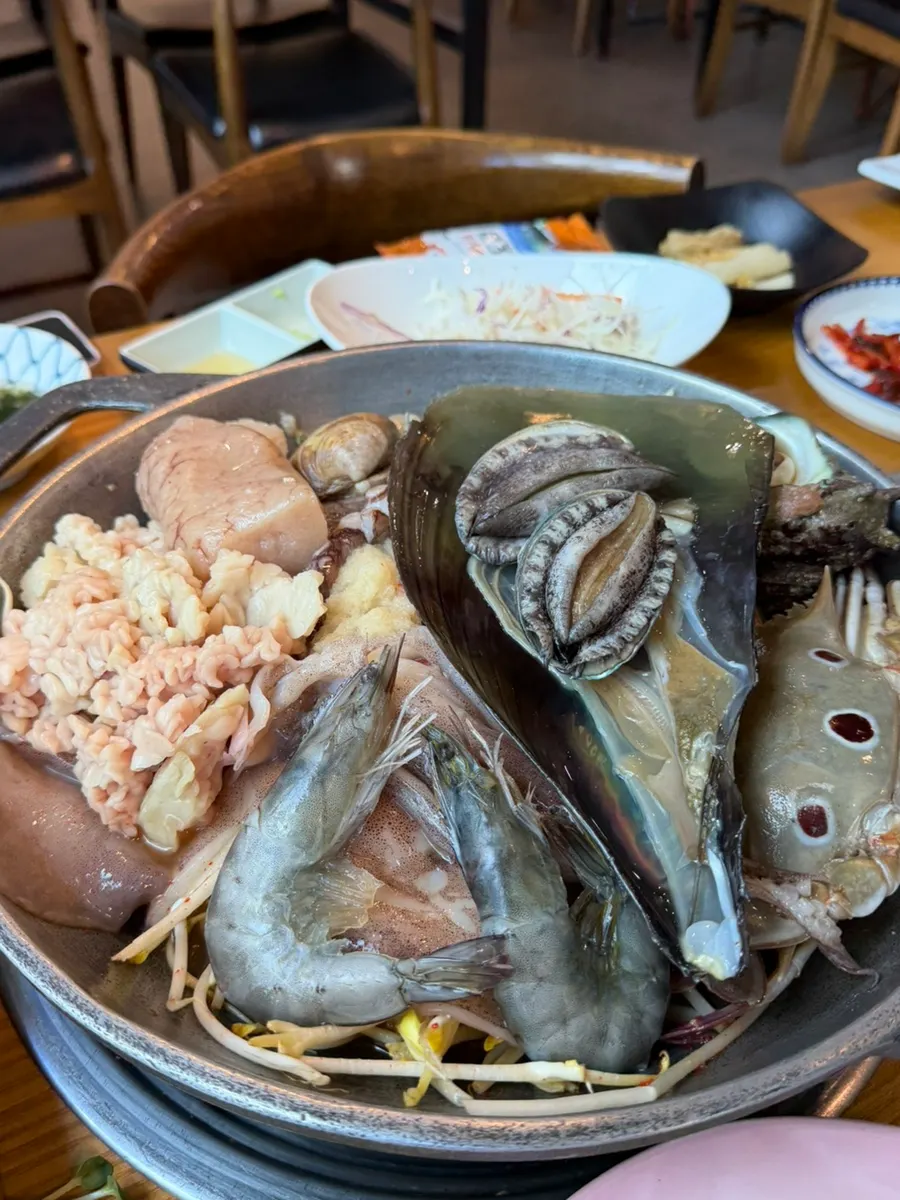 전복과 문어가 들어간 해물탕