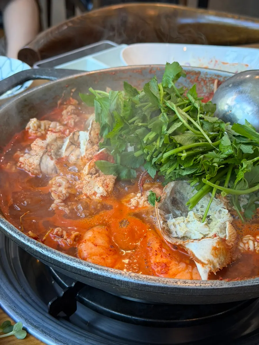 끓고 있는 해물탕 국물