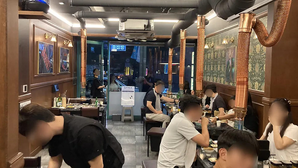 Main hall filled with guests at Yangbokjeom