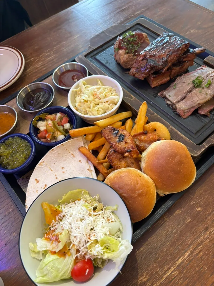 Starter beef chili and nachos