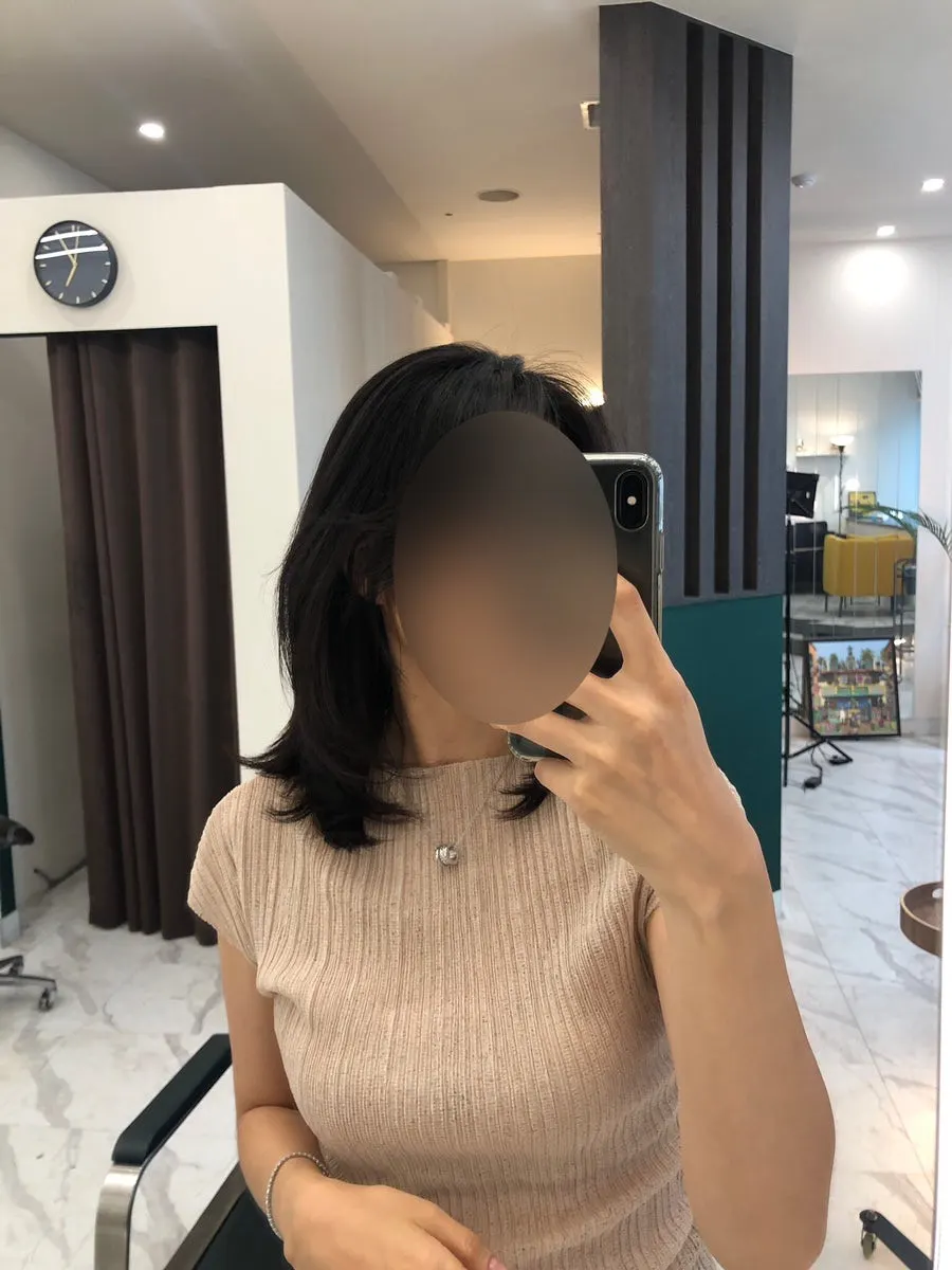레이어드 컷으로 가벼워진 옆모습