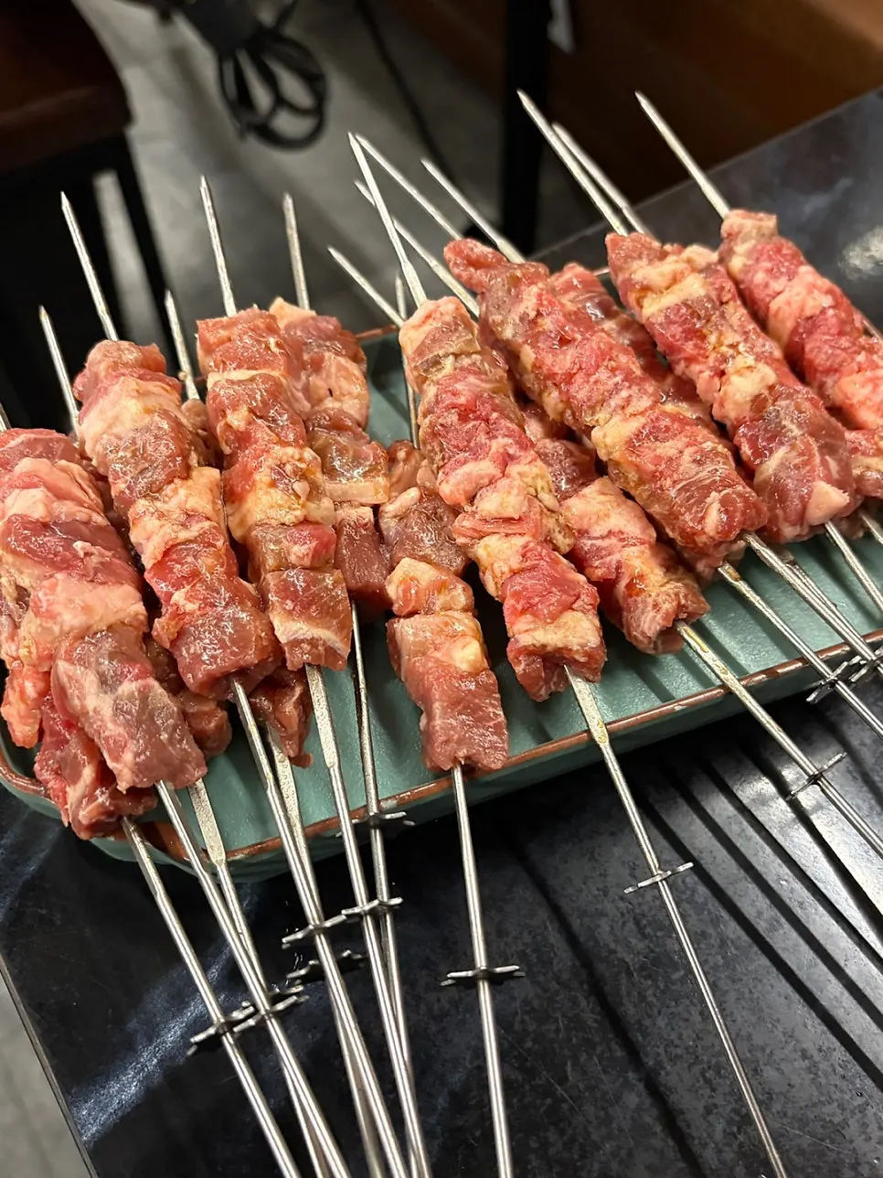 炭火に乗せる前の羊肉串