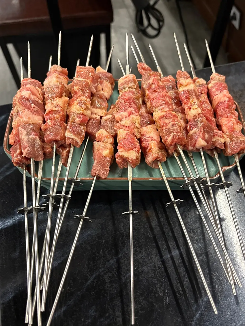 厚切りの羊肉串の皿