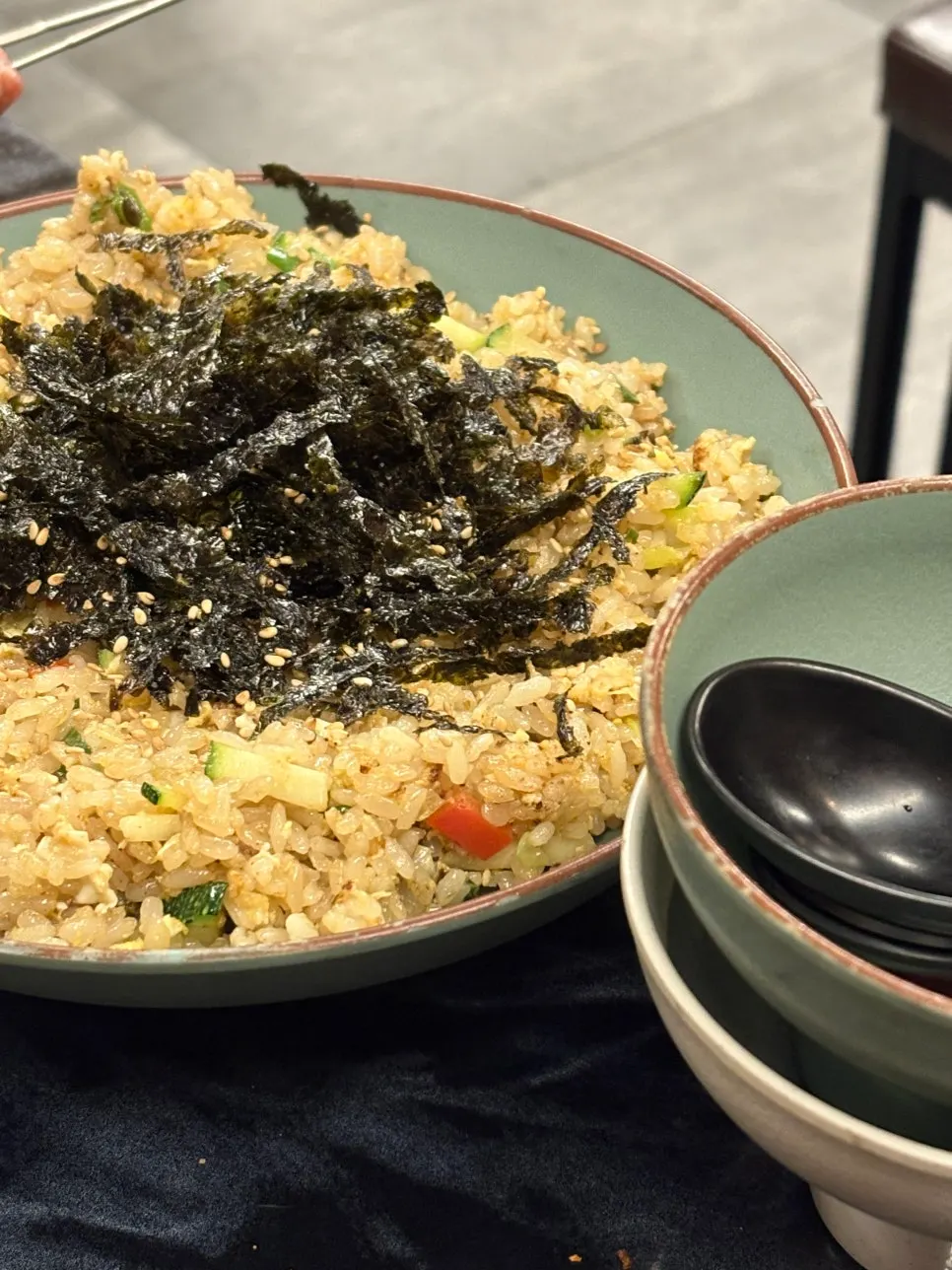 炭火で焼けていく羊肉串