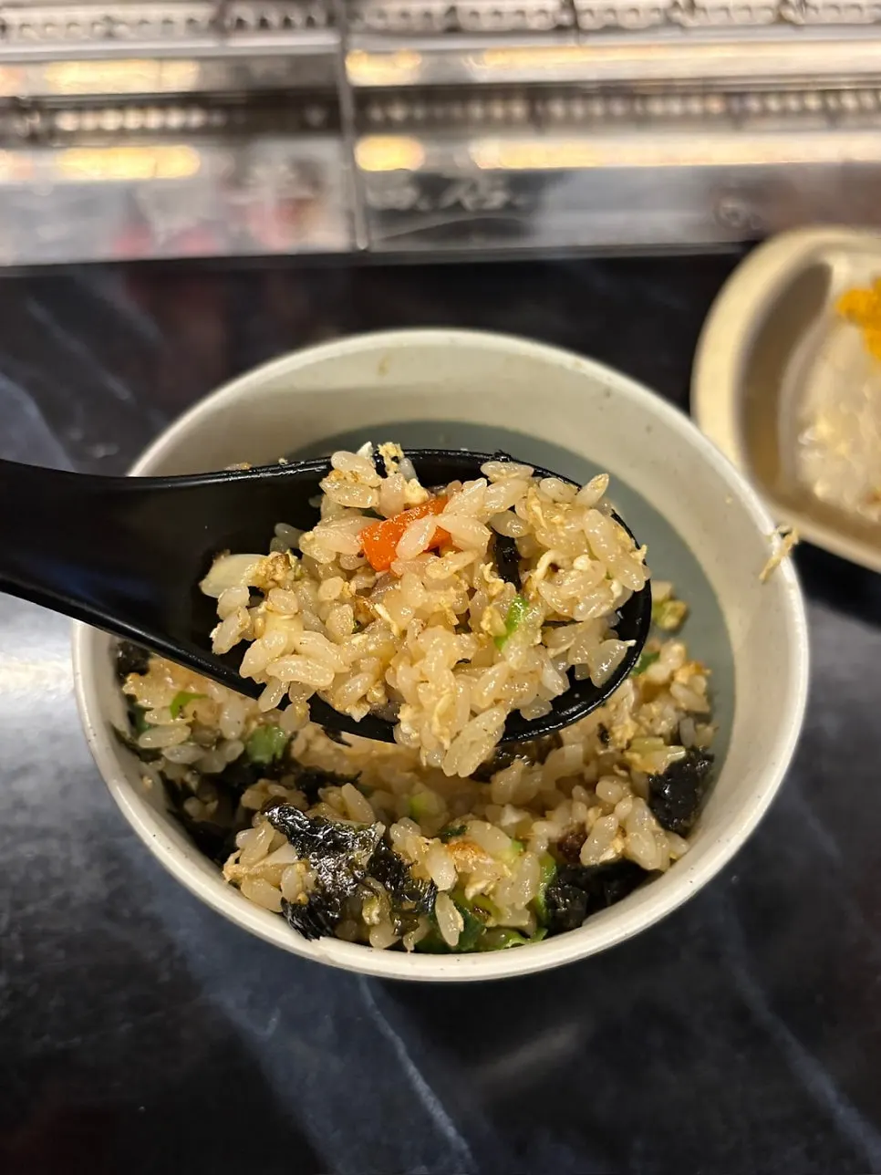 海苔をのせた卵チャーハン