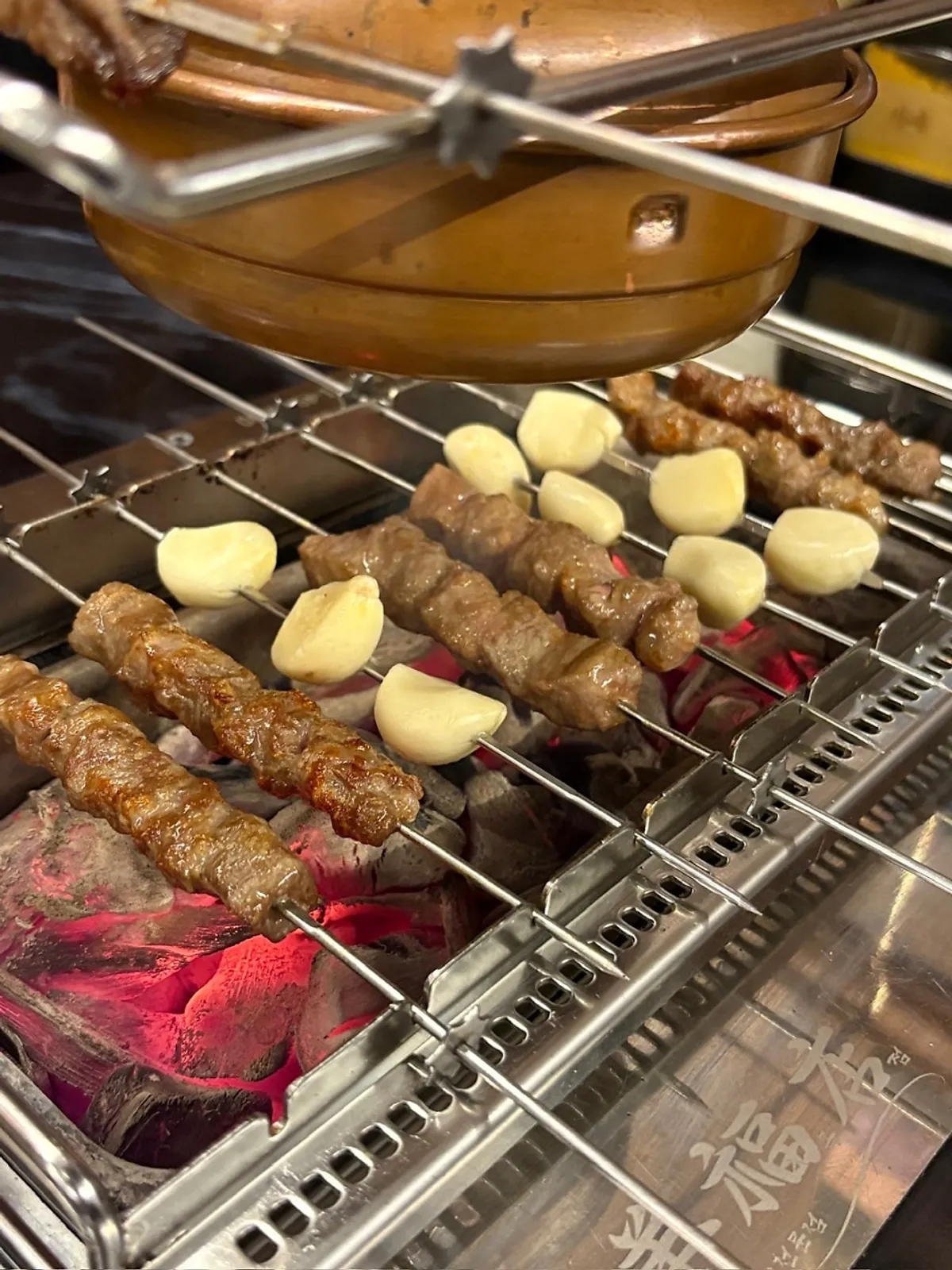 鉄板で焼けるニンニク串