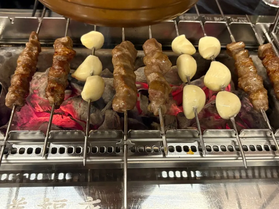 ニンニク串と羊肉串を一緒に焼く様子
