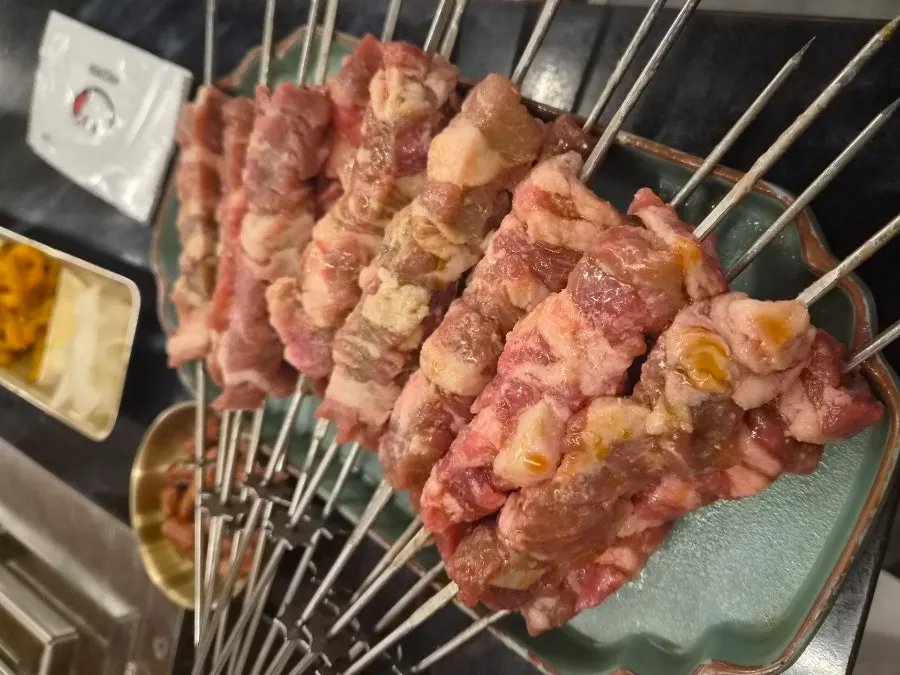 Table set with 2 servings of lamb skewers, 16 in total