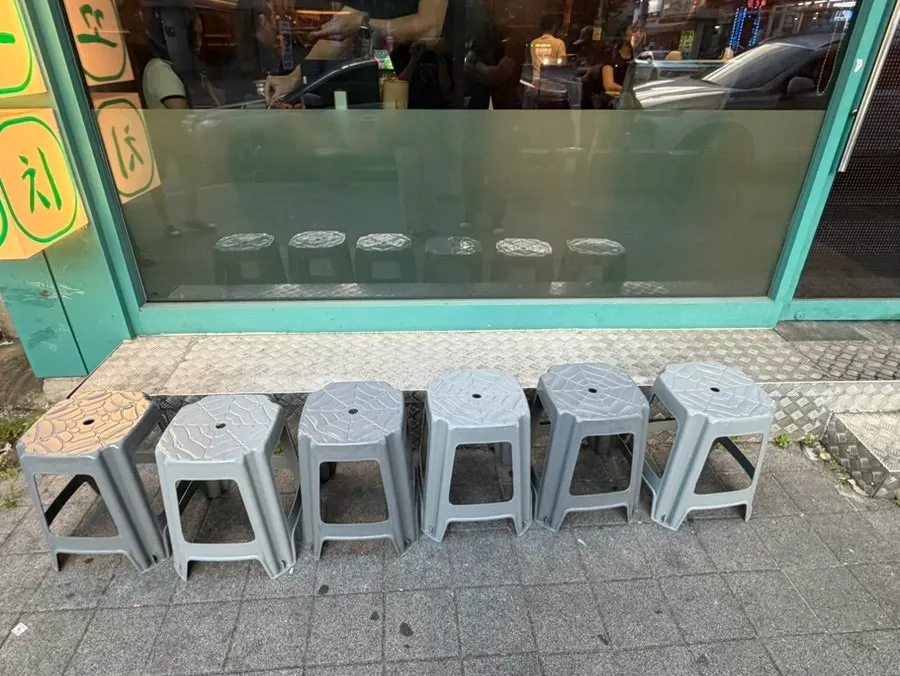 가게 앞 대기 의자와 웨이팅 공간