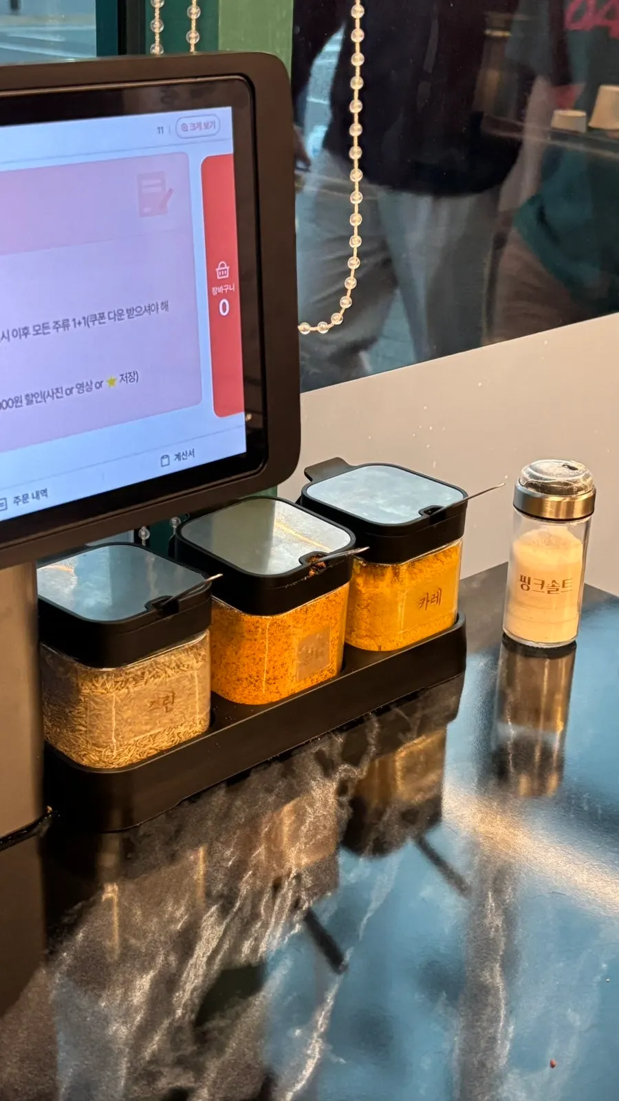 Cumin powder, curry powder and other seasonings for the lamb skewers