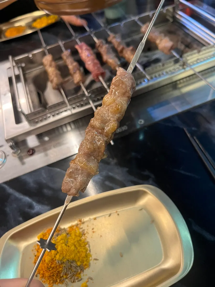 Yangbokjeom's yangdduibap mixed with seaweed flakes