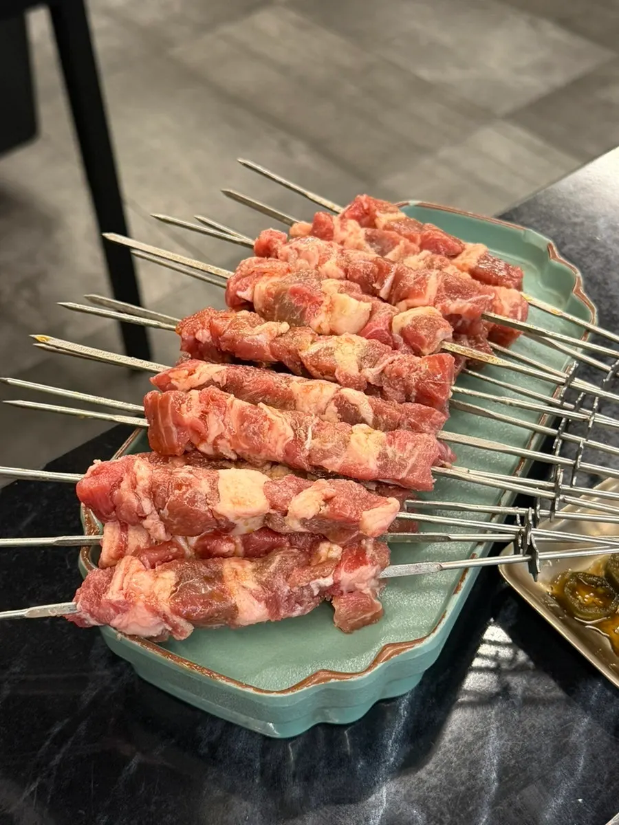 통통한 양꼬치 1인분 접시