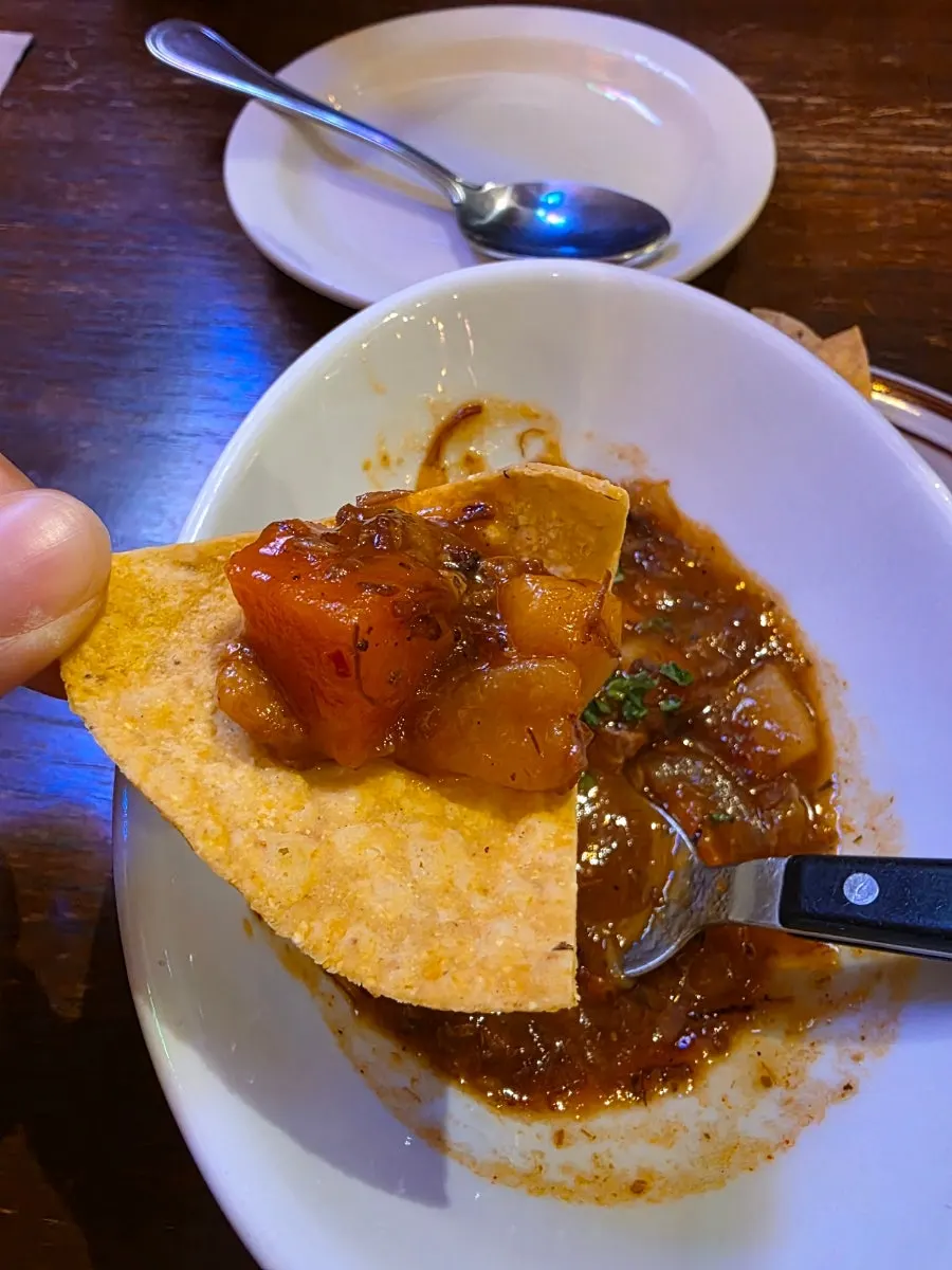 나초에 곁들이는 토마토 수프 클로즈업