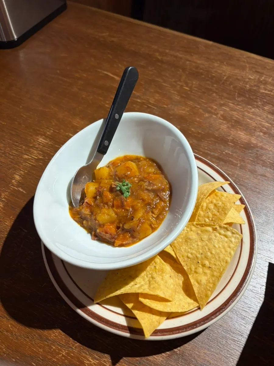 Appetizer tomato beef stew with nachos