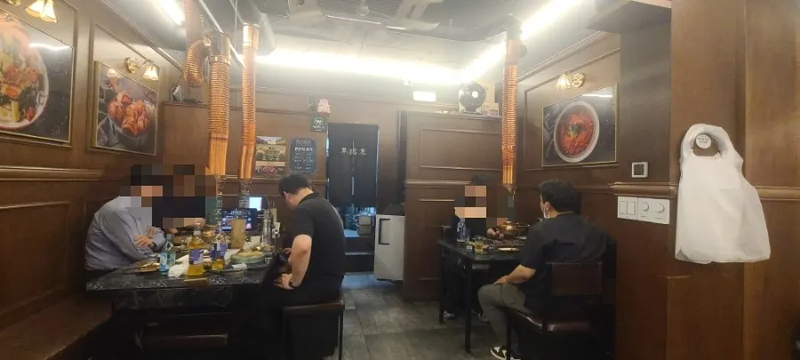 Tables inside Yangbokjeom Dongdaegu Station Branch