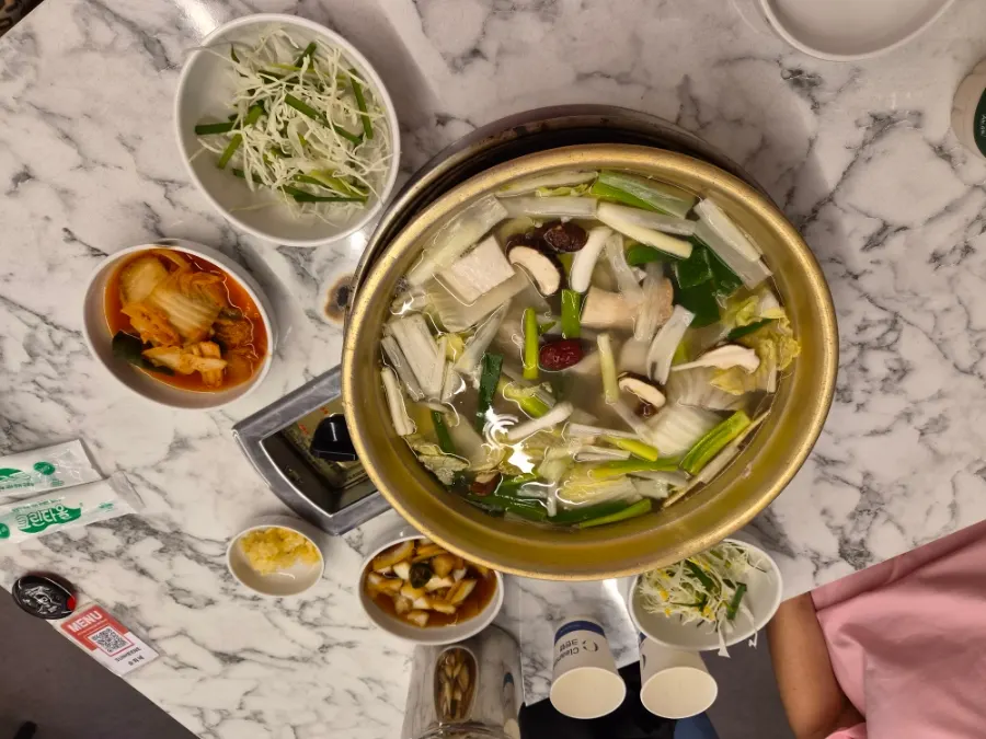 양은냄비에 담겨 나온 닭한마리 2인분