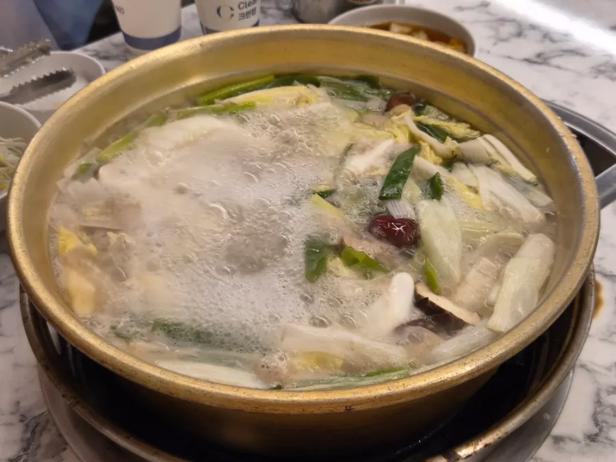 보글보글 끓고 있는 담백한 닭 육수
