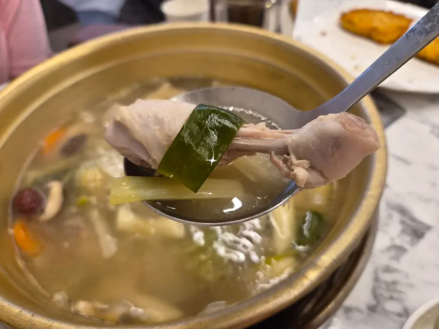 잘 익은 닭고기를 건져 올린 모습