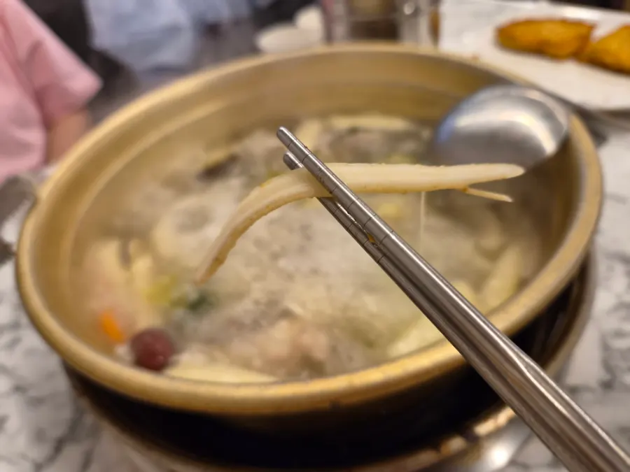 떡 사리와 닭고기가 어우러진 닭한마리 냄비