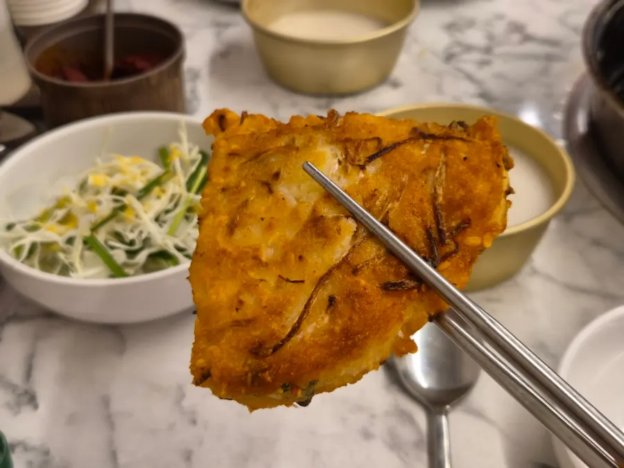 바삭한 빈대떡 단면과 촉촉한 속