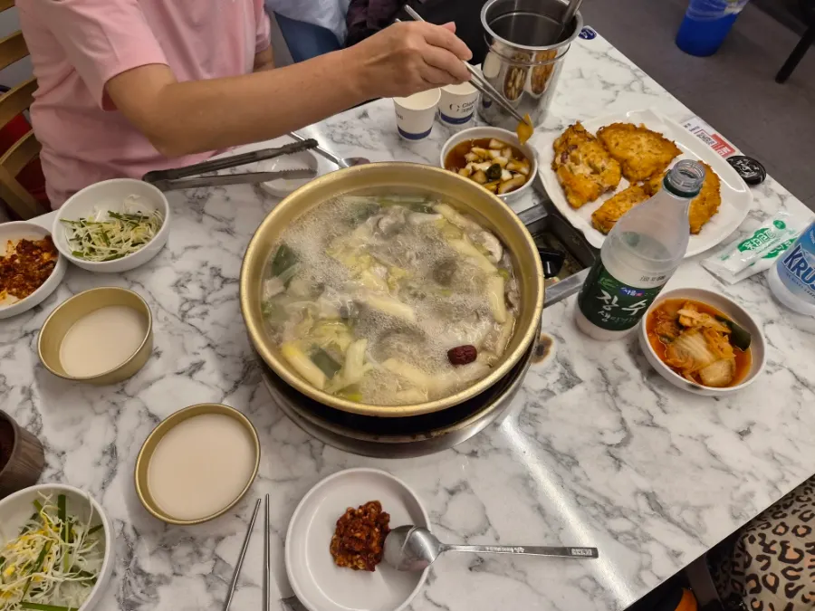 닭한마리와 빈대떡, 막걸리가 놓인 식탁