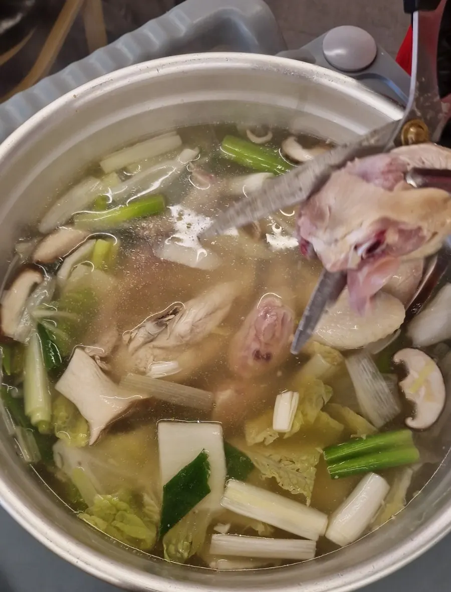 Dak hanmari cut into pieces by staff
