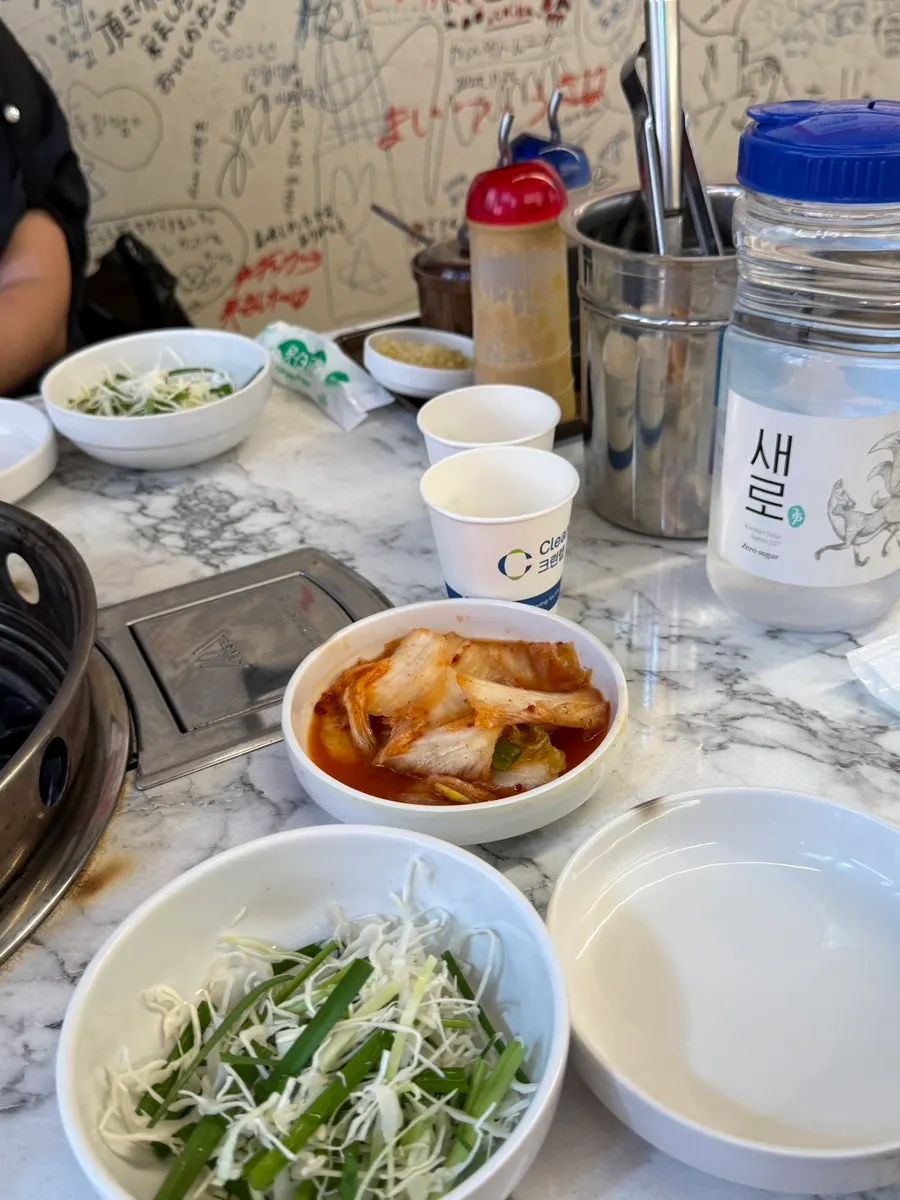 소주잔과 종이컵, 식초 등 셀프 코너