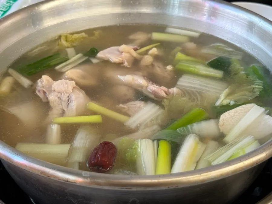 큰 양푼에 담겨 나온 닭한마리