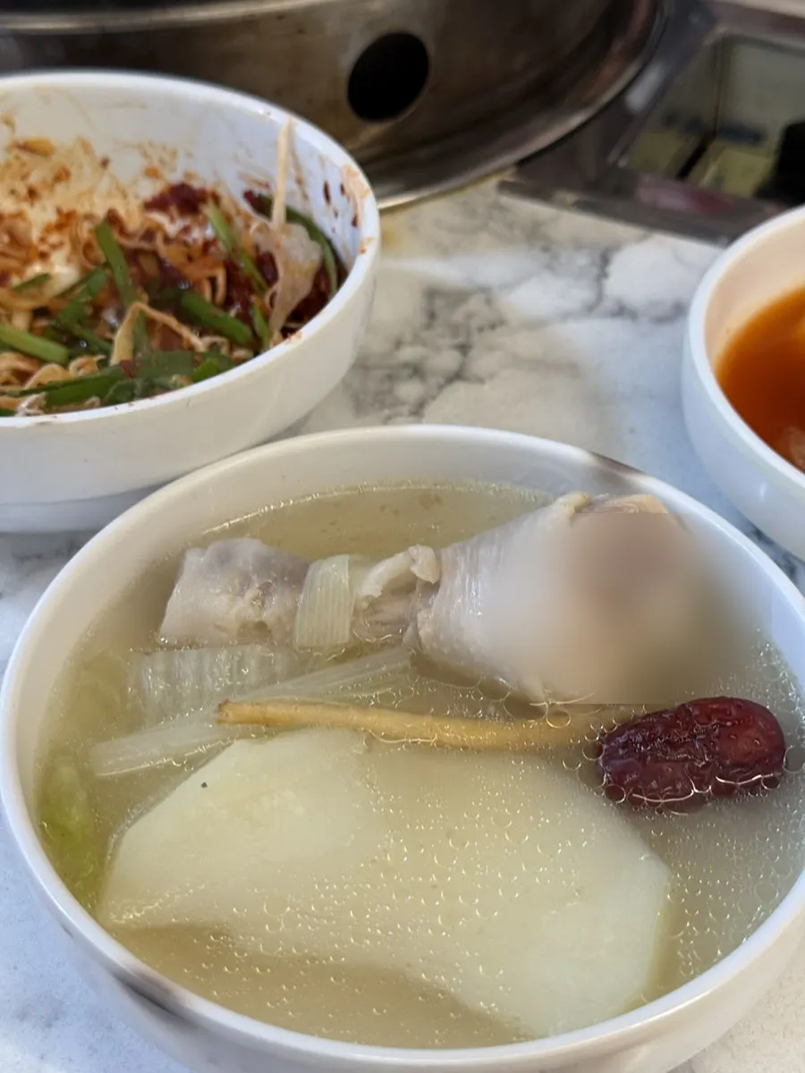 보글보글 끓고 있는 닭한마리 냄비