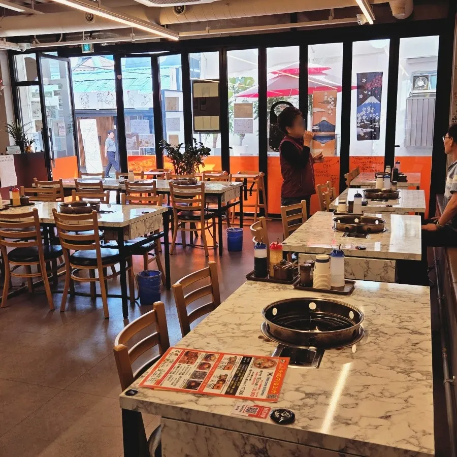 Makgeolli and dak hanmari set together on the table
