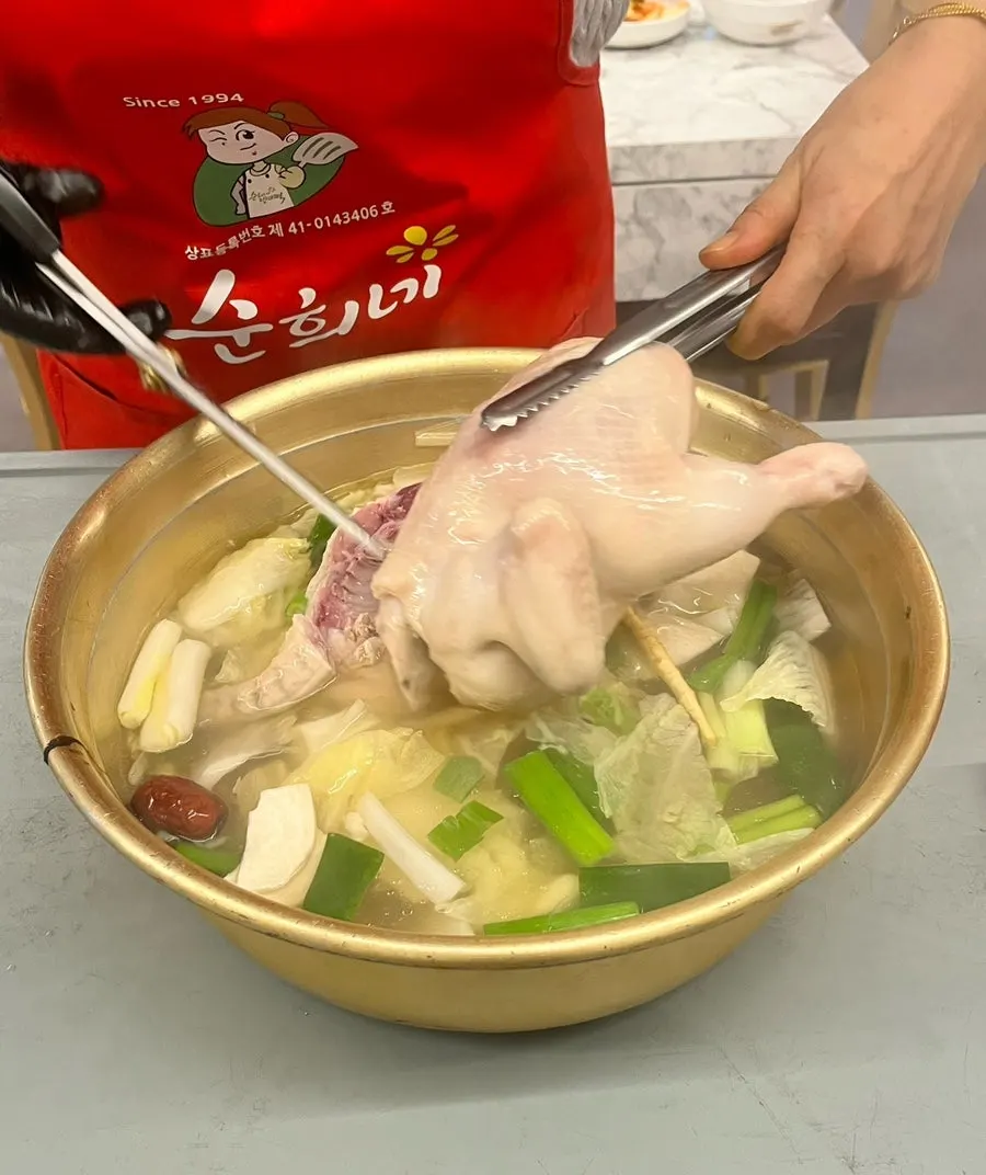 Instructions on the table for eating dak hanmari and mixing the sauce